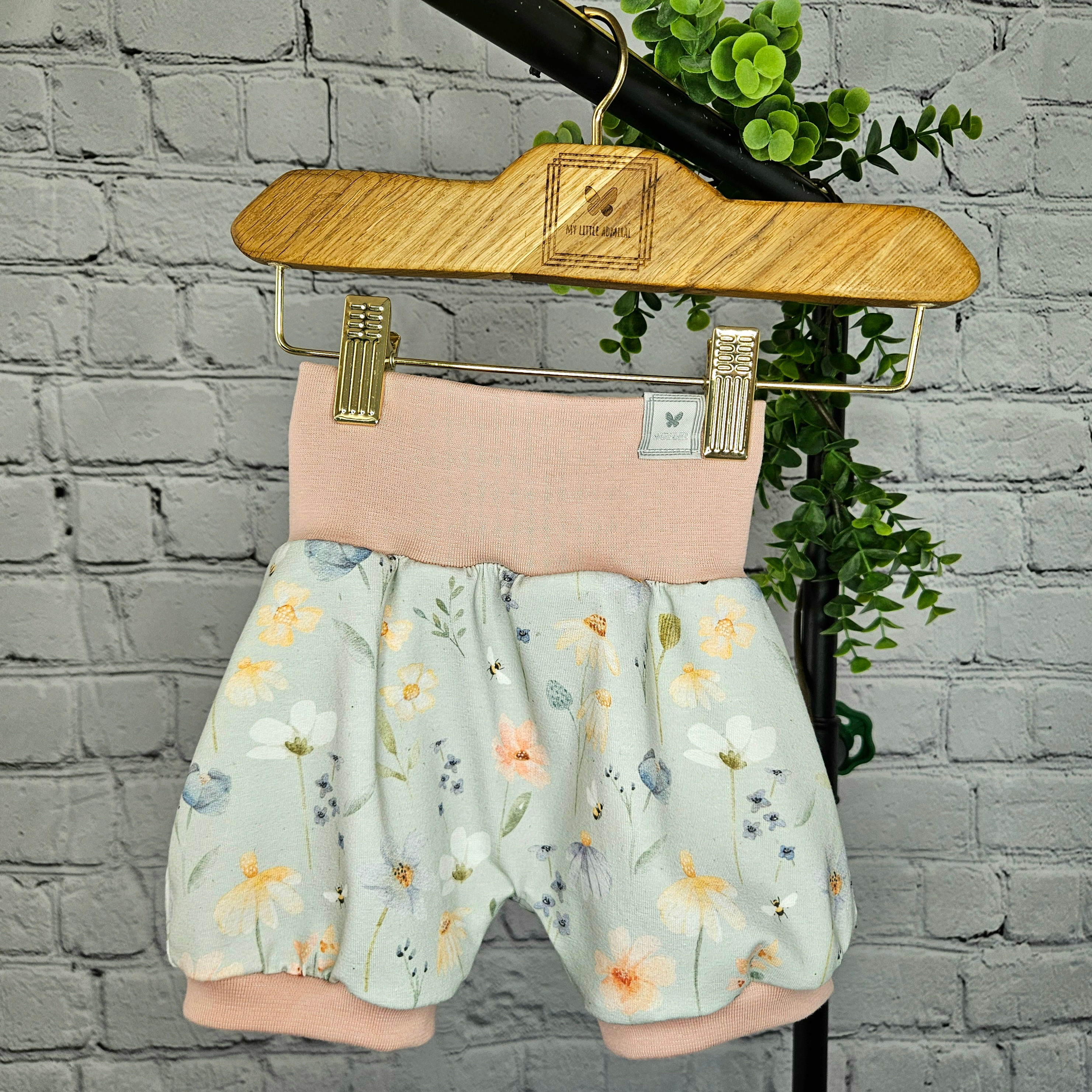 Kurze Pumphose im floralen Design mit nude farbenen Bündchen