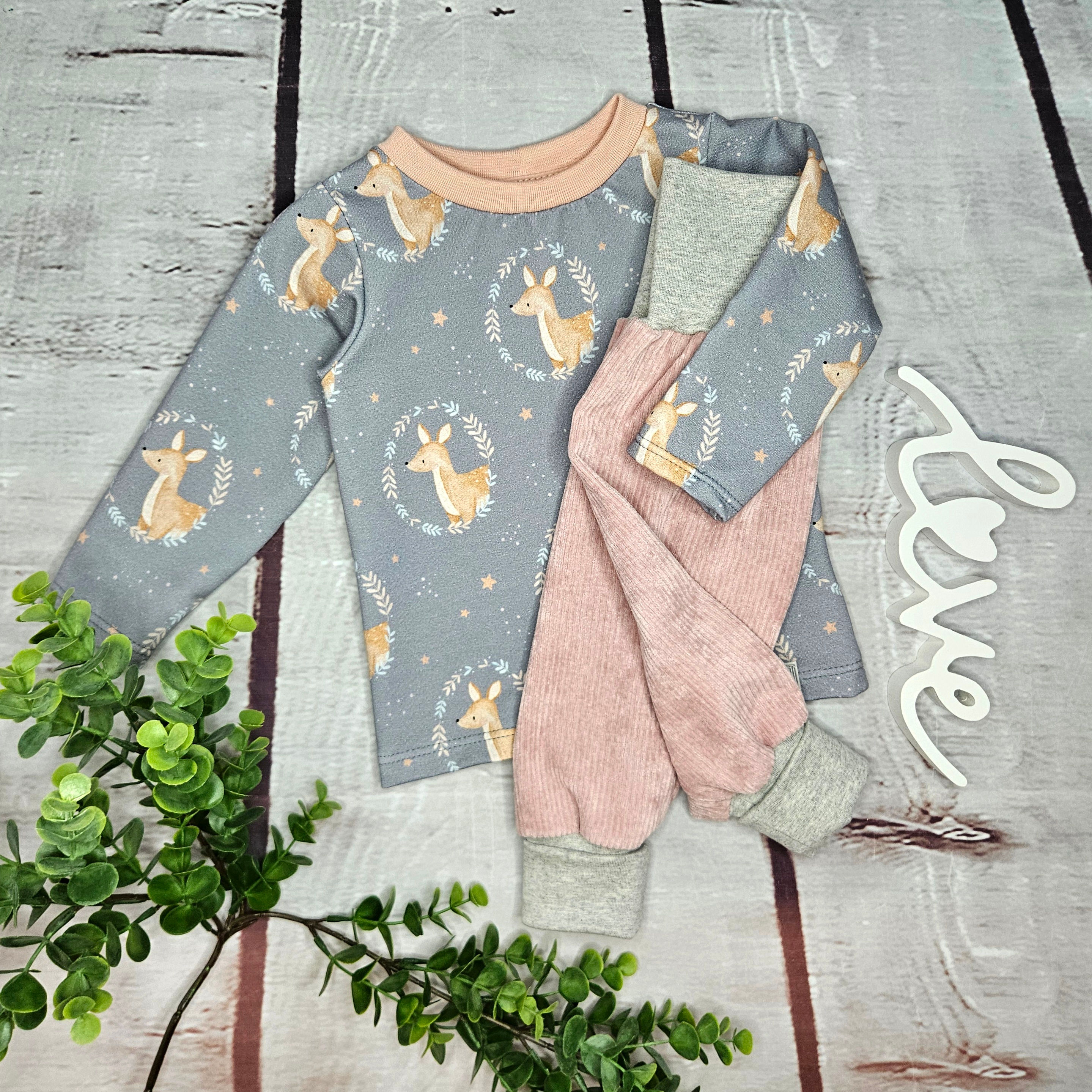Graues Langarmshirt mit Rehen und eine Pumphose aus rosa cord Jersey mit hellgrauen Mitwachsbündchen