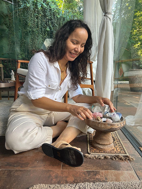 Foto mexendo com as Pedras.jpeg