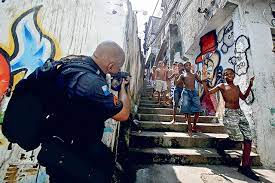 Policial em operação numa favela, apontando a arma para crianças negras e pobres