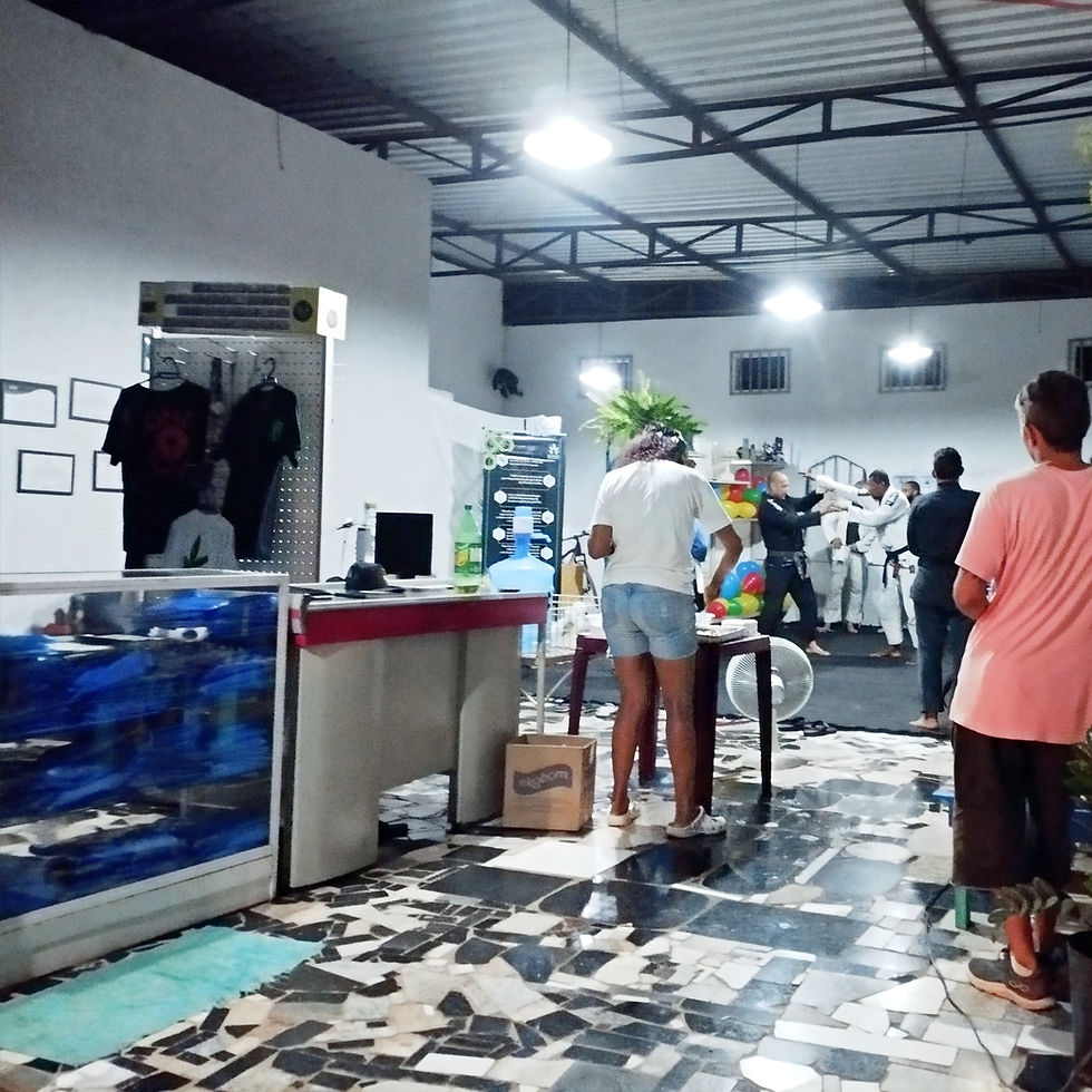 Treino em andamento, mestre demonstrando um golpe.