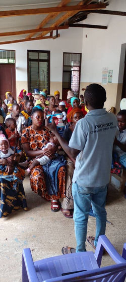 Richard teaching to the mothers 