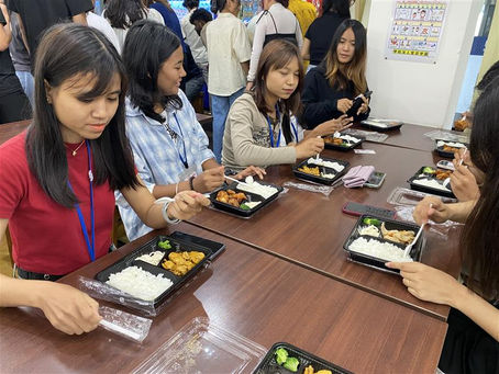 お弁当を囲む学生たち