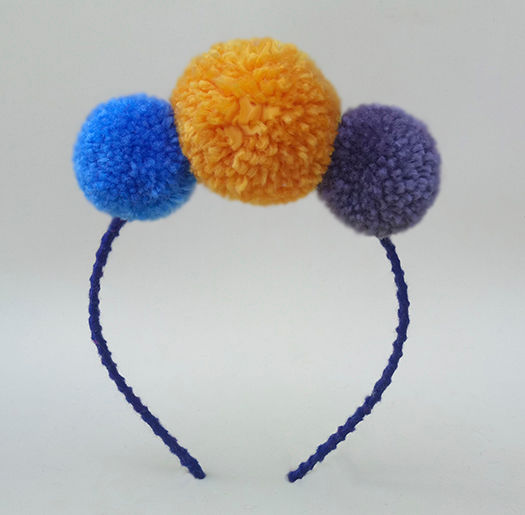 Tiara pompom 3 cores azul amarelo cinza enfeite de cabeça