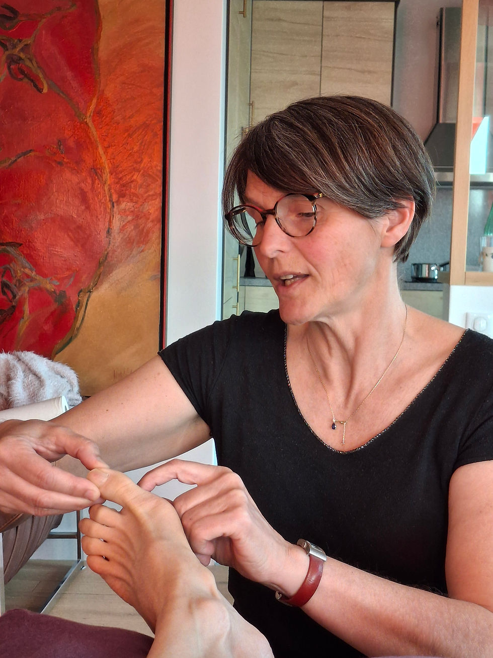 Papianille Mura, réflexologue à Viroflay, observe avec attention les zones sensibles du pied pendant une séance personnalisée.