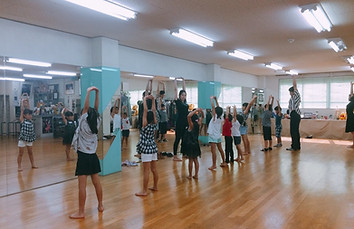 礼儀やマナー、そして社交性も大切な要素です