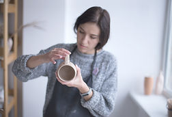 Tasse de fabrication de potier femelle