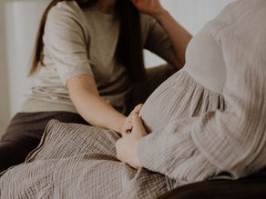 Doula tukemassa raskaana olevaa naista.