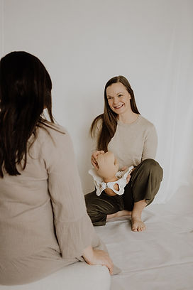 Kätilö Emmi pitämässä yksityistä synnytysvalmennusta asiakkaalle. Emmillä on käsissään lantion luuranko ja vauvanukke.