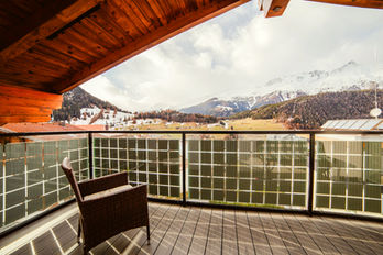 Ferienwohnung-Balkon mit Blick auf verschneite Berge