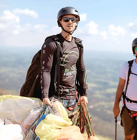 Serginho, instrutor de voo de parapente na Be Free’Fly, apaixonado por voo livre desde 2012 e especialista em realizar sonhos