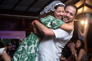 Foto e Filme de aniversarios com forma documental e jornalística.