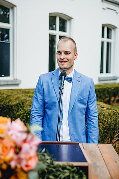 Ceremoniespreker huwelijk tijdens een huwelijksceremonie in Wijlrijk