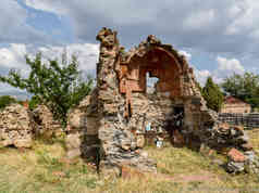 The chapel itself is a small single-aisled church with another adjoining structure. Design of the church reminds of 2 small chapels we saw in Avan, Yerevan which were built in the 4th-5th centuries.