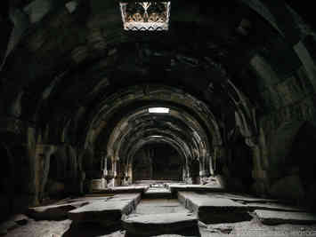 The roof above the three-aisled hall had three parallel vaults with an oculus (window) in each. The vaults were supported by arches that stretched from pillar to pillar along the aisles, and traversed from the pillars to the walls. Oculi placed in the middle of each of the vaults served the purpose of letting in sunlight and fresh air, while also letting out smoke. These are the only other areas of the caravanserai that have ornamentation besides the decoration found at the entry vestibule.