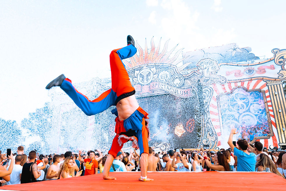 Thumbnail: Acrobat Performer