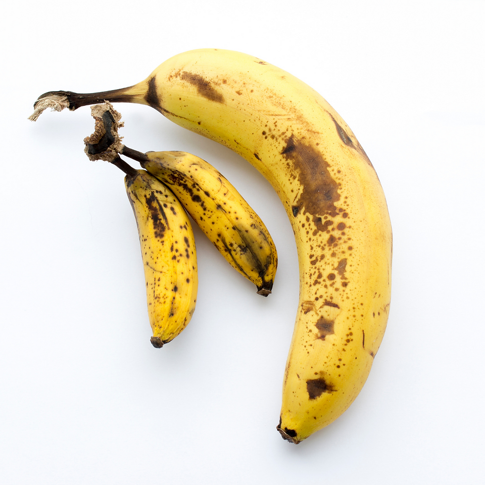 photo of different size bananas