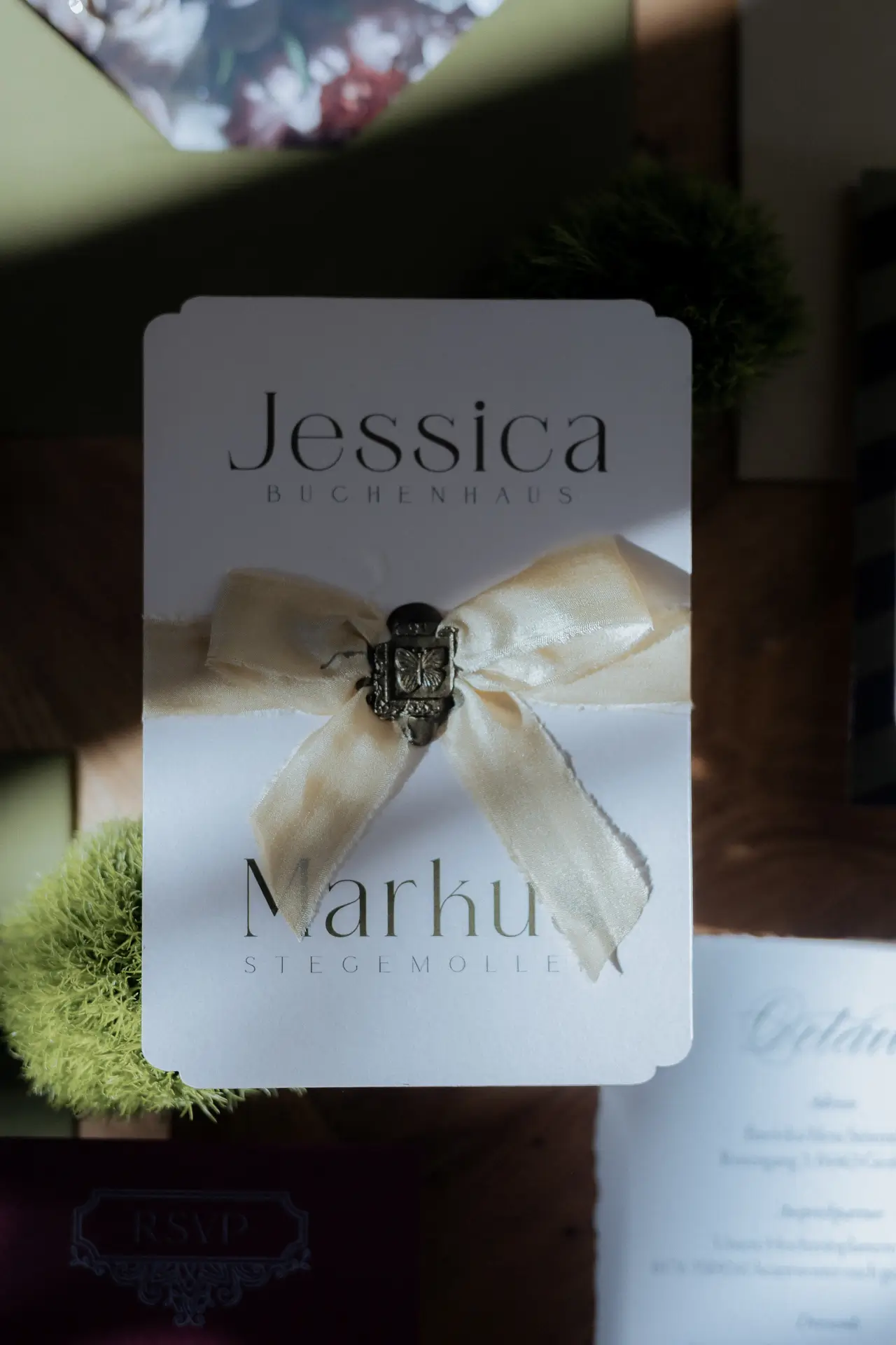 Edle Hochzeitseinladung mit goldfarbenem Siegel und Seidenschleife