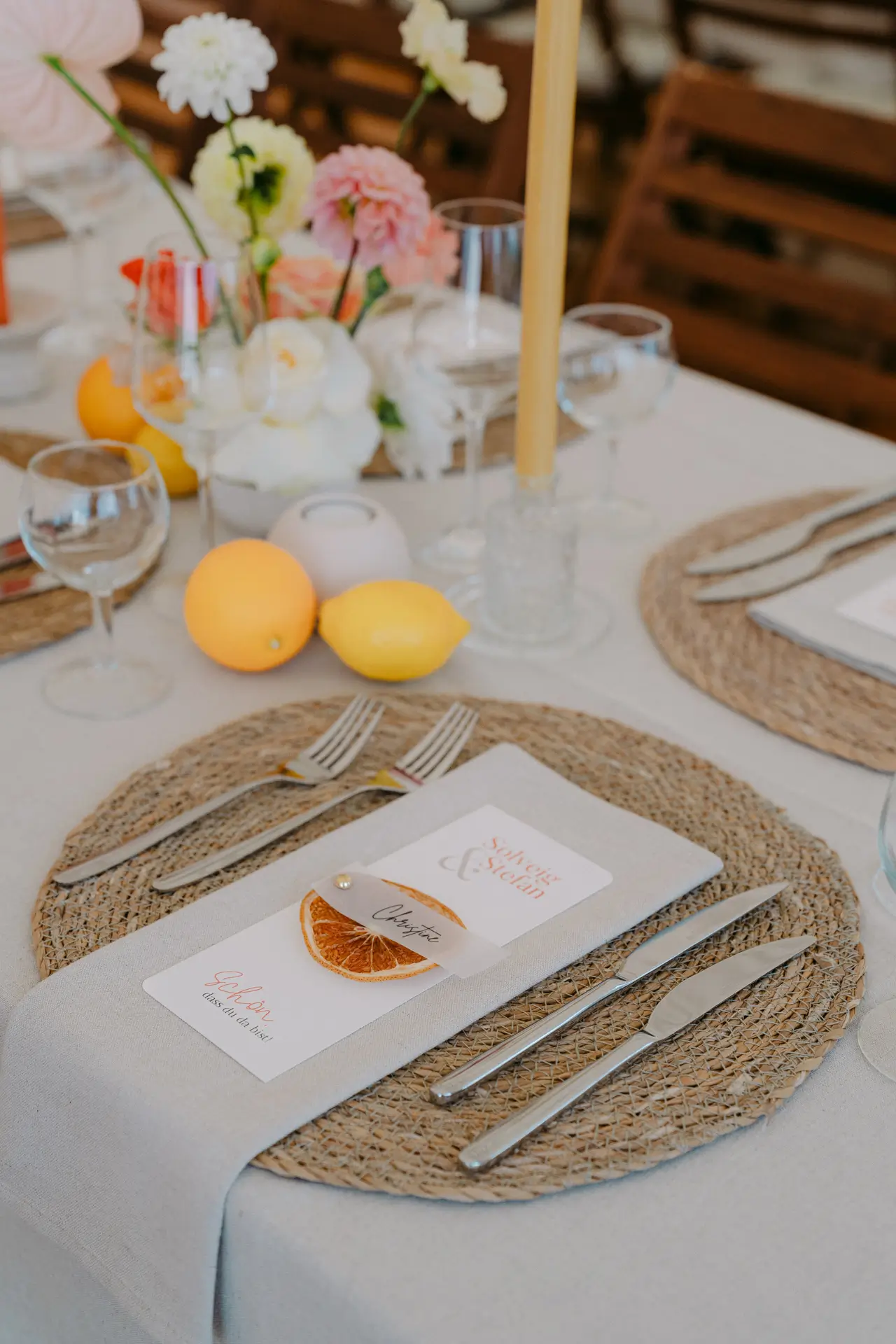 Platzkarte mit Namen Gast bunte Hochzeit Zelt