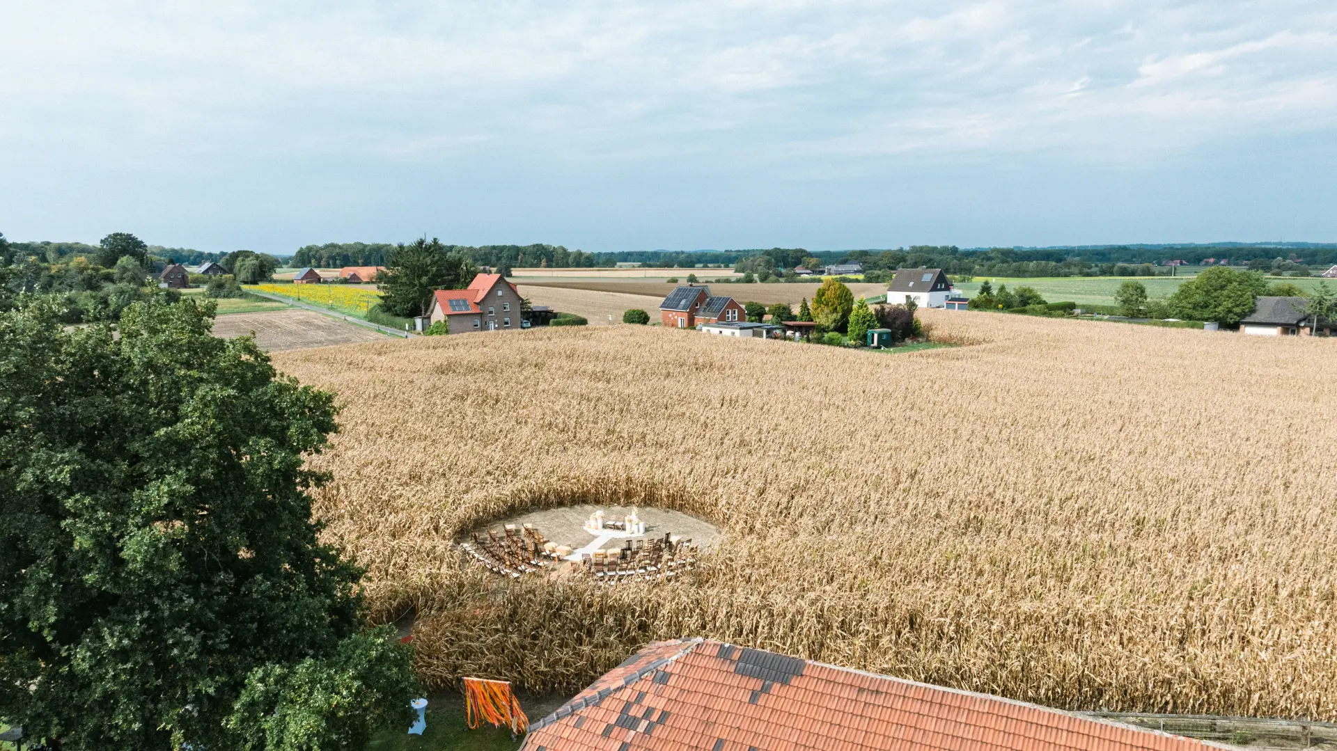 Freie Trauung im Feld bunte Hofhochzeit