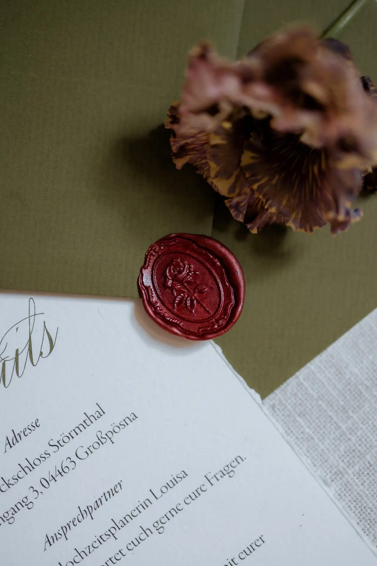 Olive Umschlag mit rotem Siegel Rose