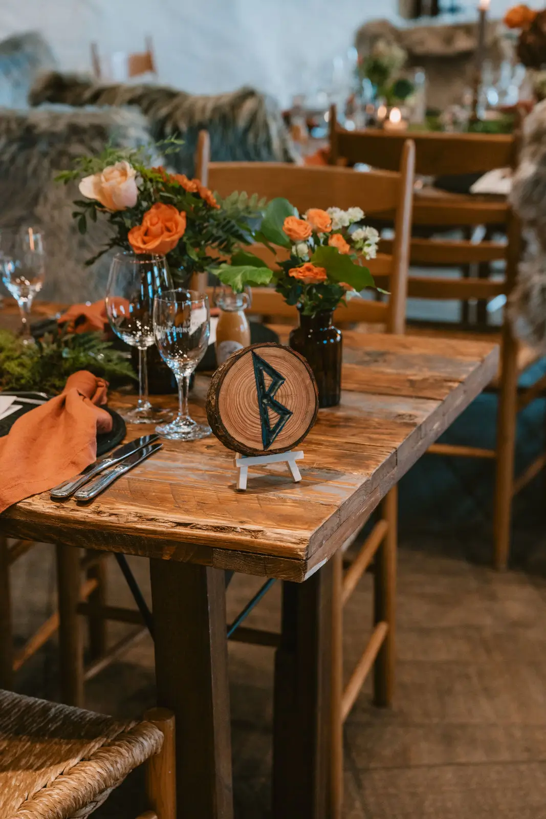 Tischnummer für Wikinger Hochzeit mit Rune auf einer Holzscheibe