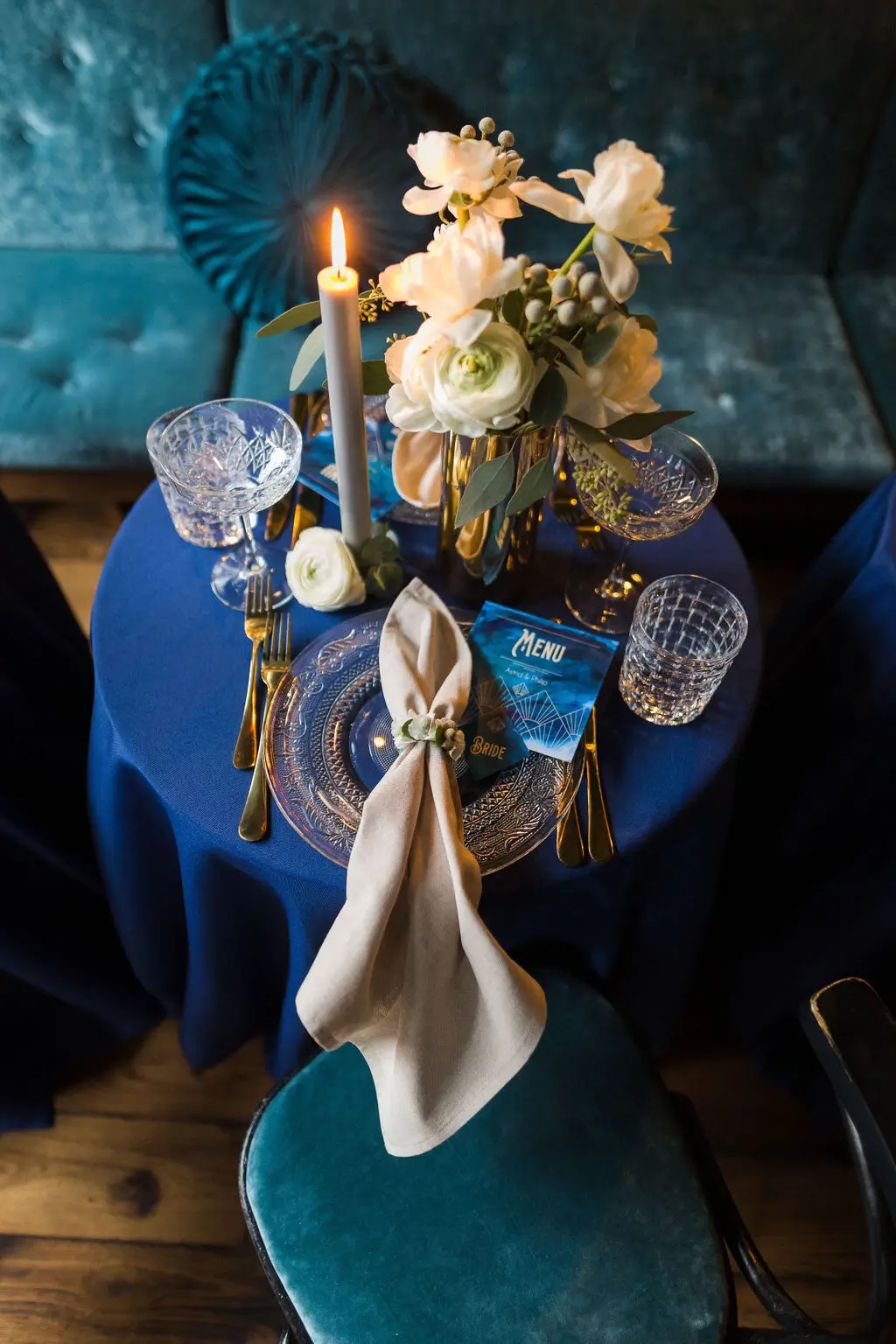 Farbharmonie auf der Hochzeitstafel mit Akzentfarbe