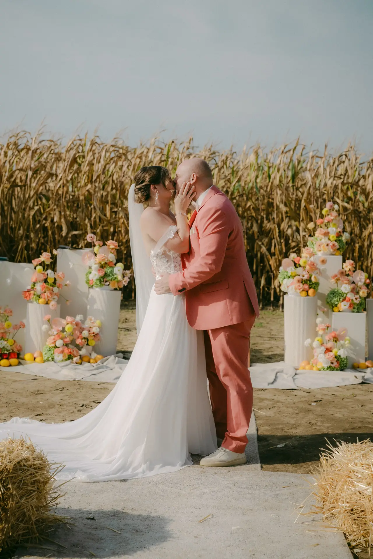 Hochzeitspaar bunte Hochzeit auf dem eigenen Hof mit Trauung im Feld