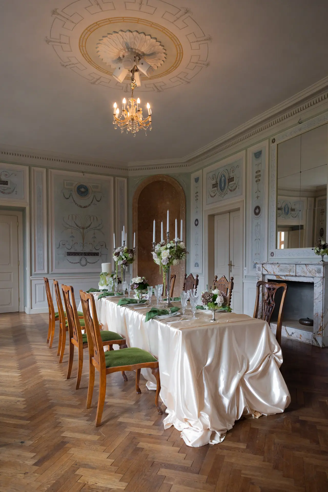 Tafel im Schloss mit Seidentischdecke im Old Money Stil