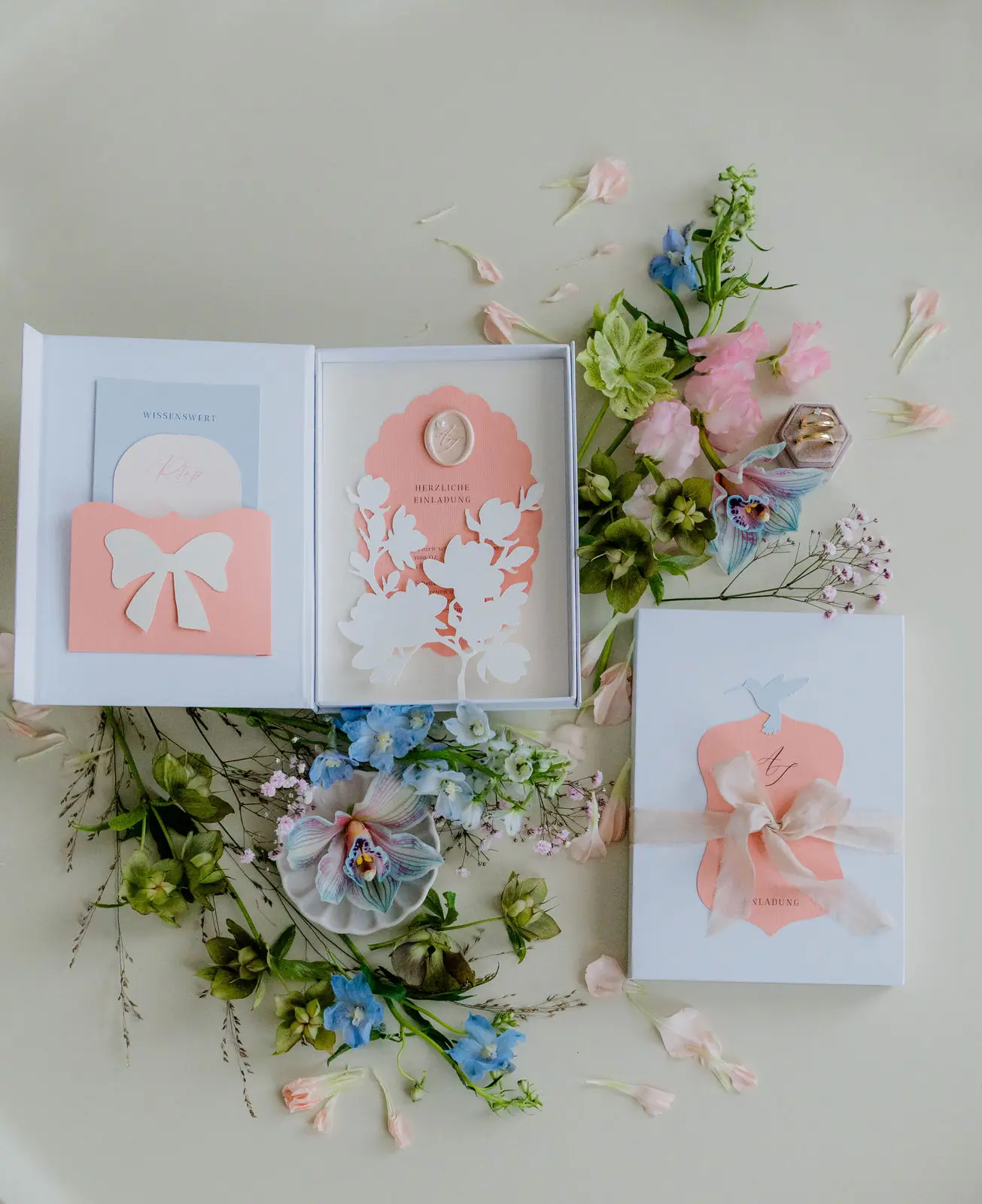 Exklusive Einladung mit Formschnitt und Siegel in Box