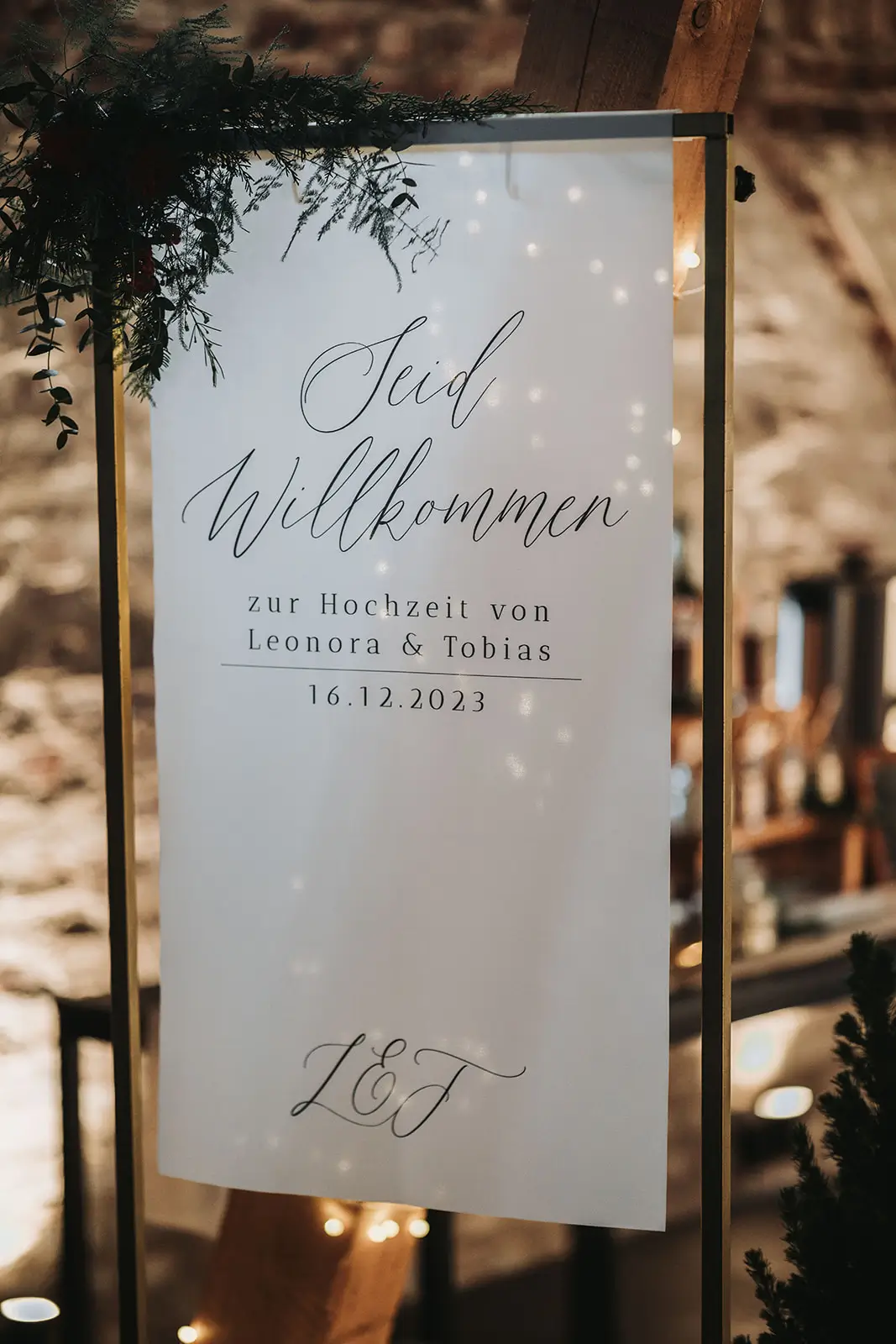 Stoffbanner mit Zweigen und Lichtspiel – Empfang zur Winterhochzeit