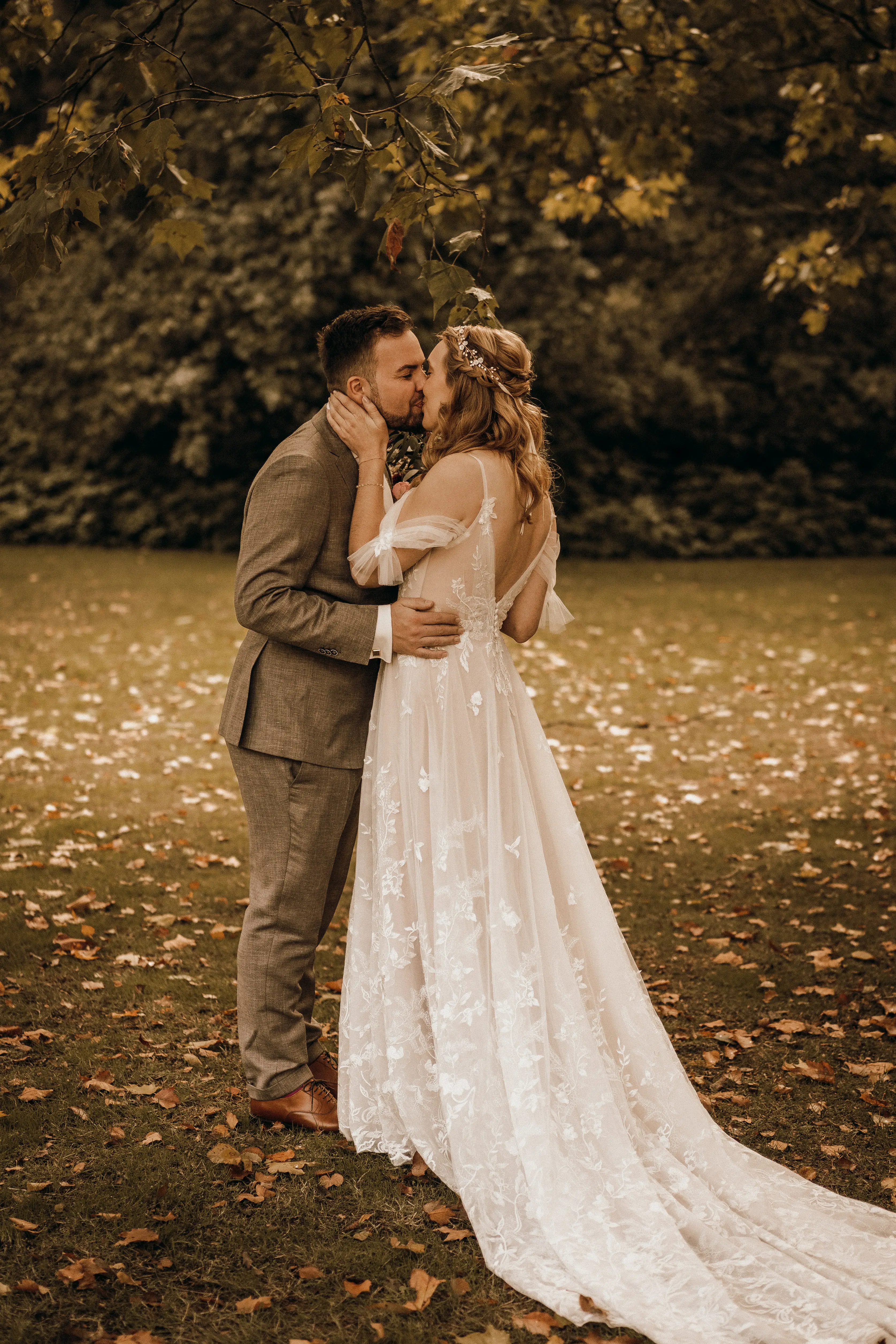 Hochzeitspaar auf Wiese