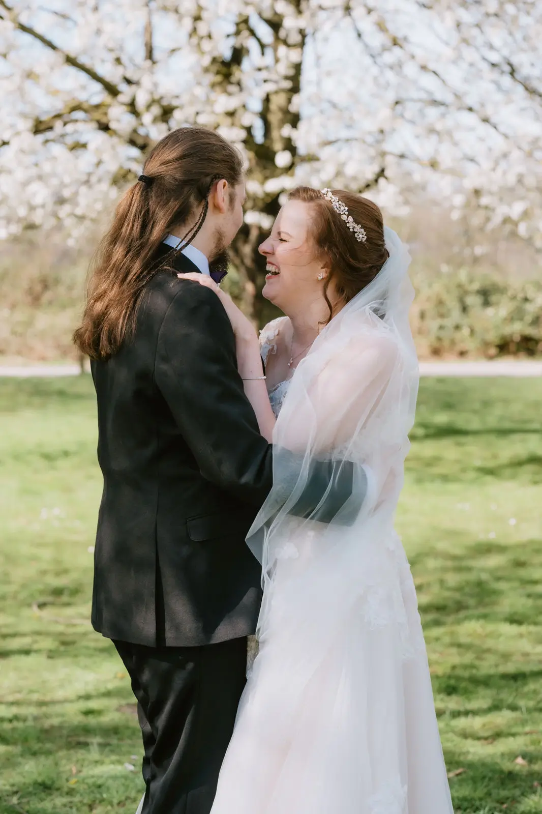 lachendes Hochzeitspaar Wikinger Hochzeit