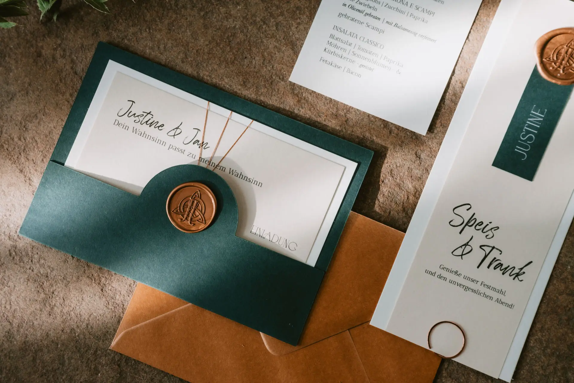 Einladung zur Hochzeit von Justine und Jan mit Runensiegel und handgefertigter Einstecktasche