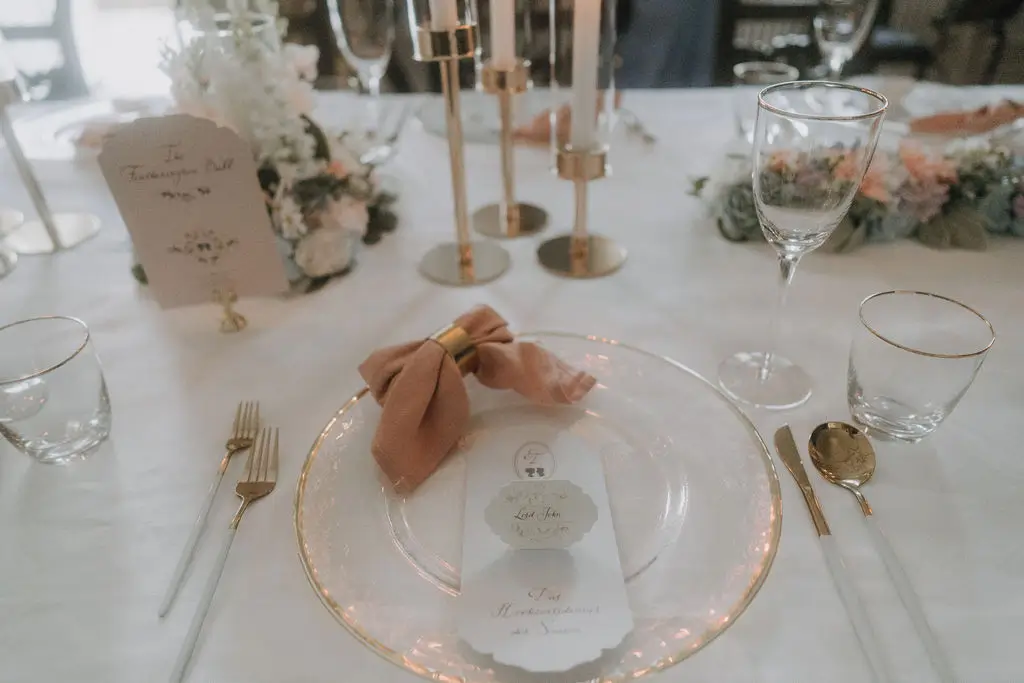 Menükarte mit Namensschild in zarten Farben und floralen Details