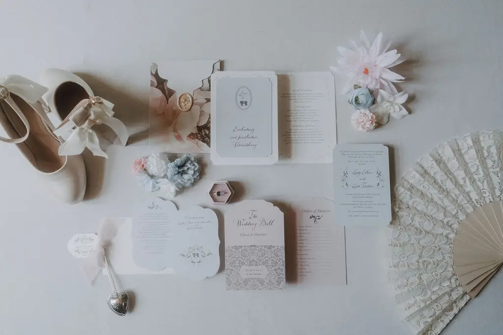 Handgefertigte Hochzeitseinladung im Bridgerton-Stil mit Siegel und Wellenkante