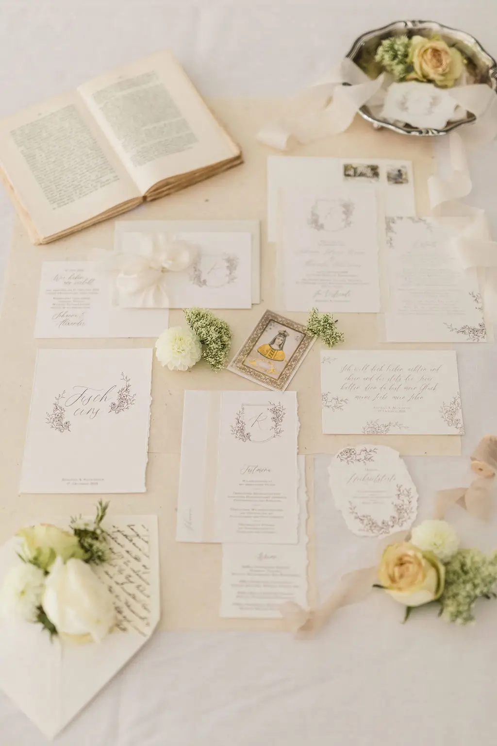 Komplettes Papeterie-Set in Weiß für eine elegante, romantische Hochzeit
