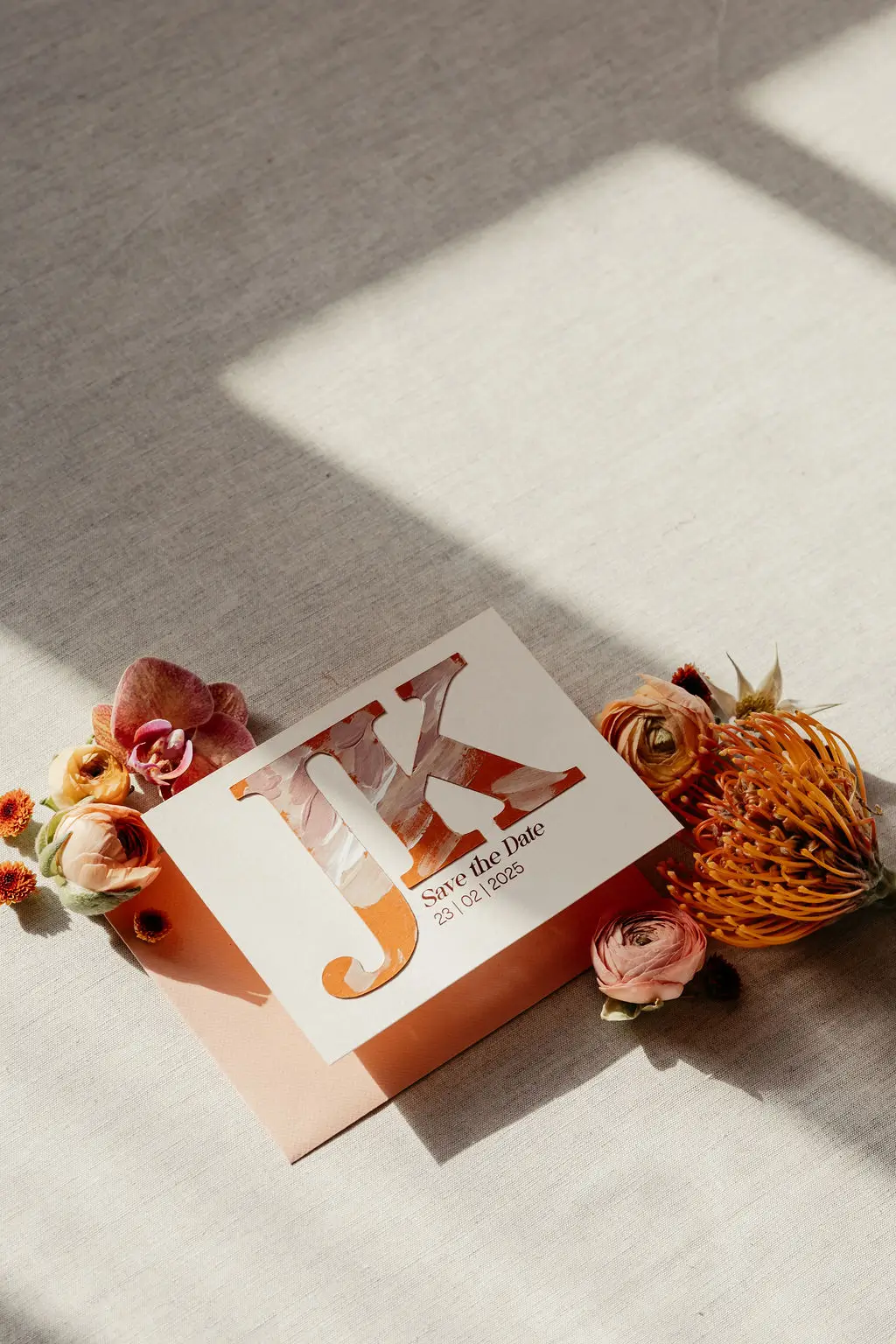 Save the Date Karte mit Initialen handbemalt orange braun