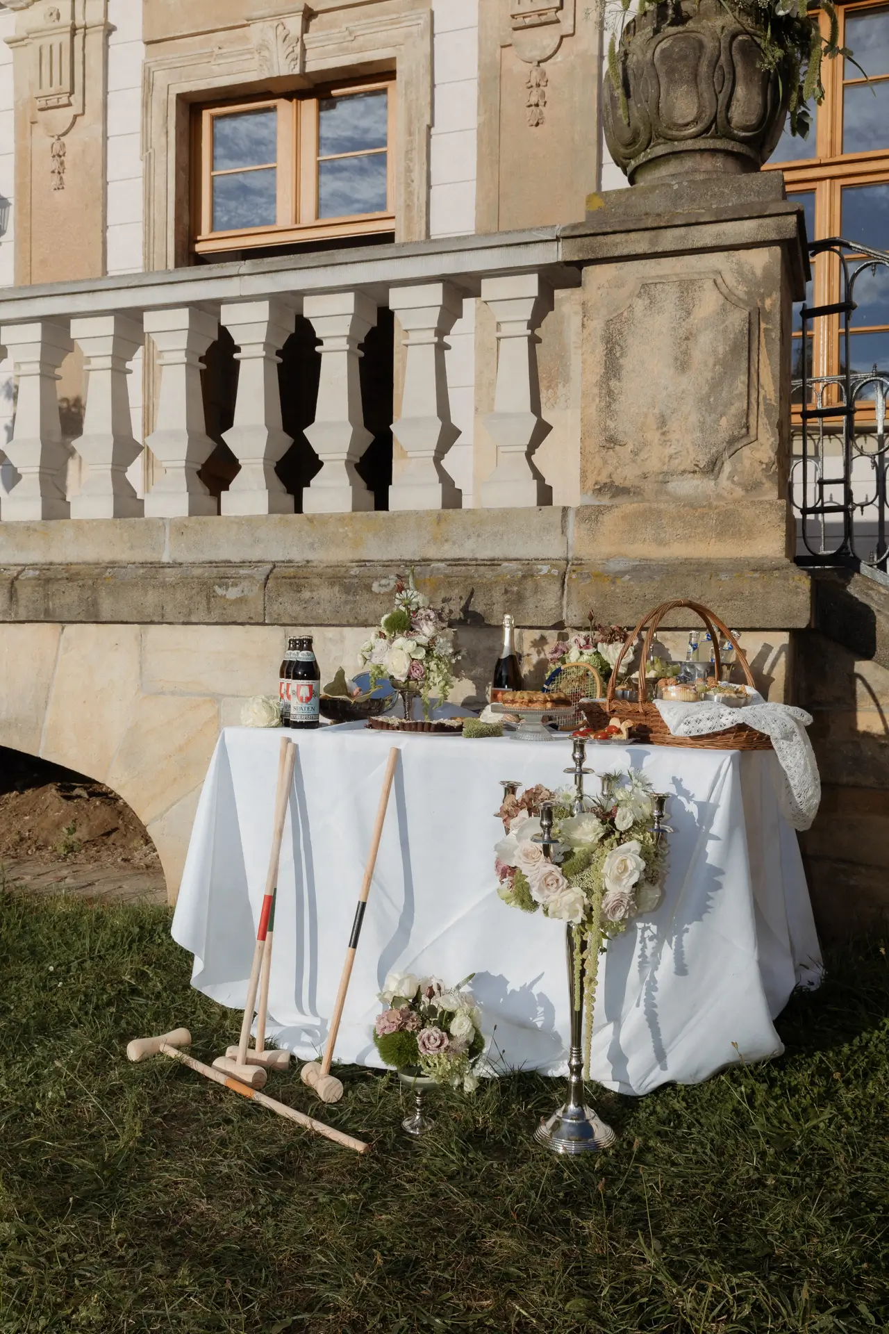 Cricketspiel zur Hochzeit im Schlossgarten mit Picknicktafel