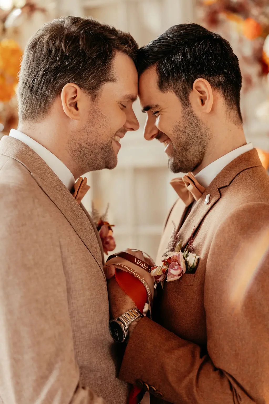 Hochzeitspaar während der Trauzeremonie mit Bänderritual