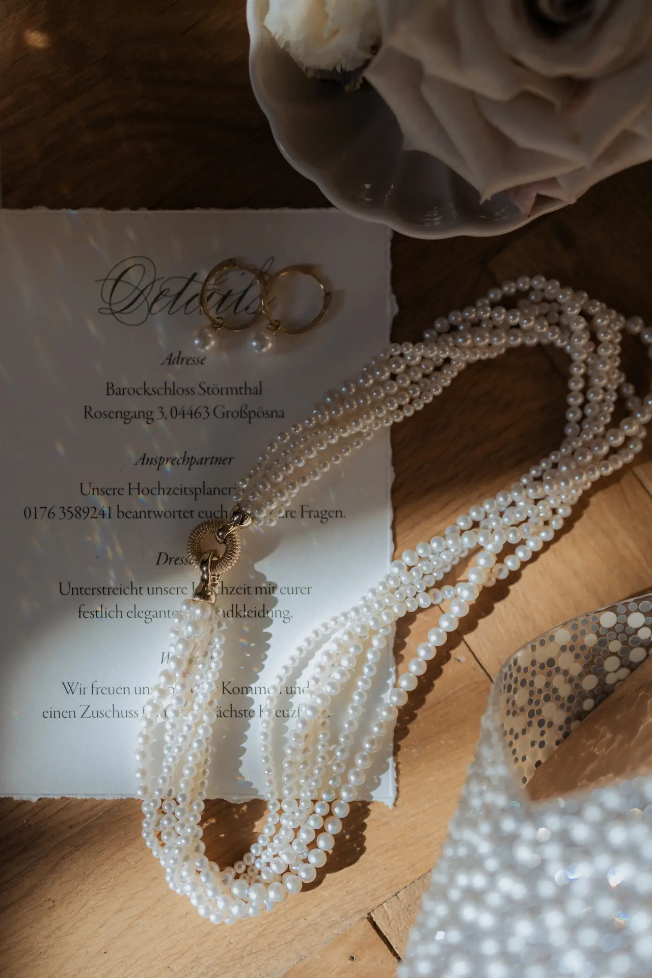 Detailkarte mit gerissener Kante Hochzeit im Old Money Stil