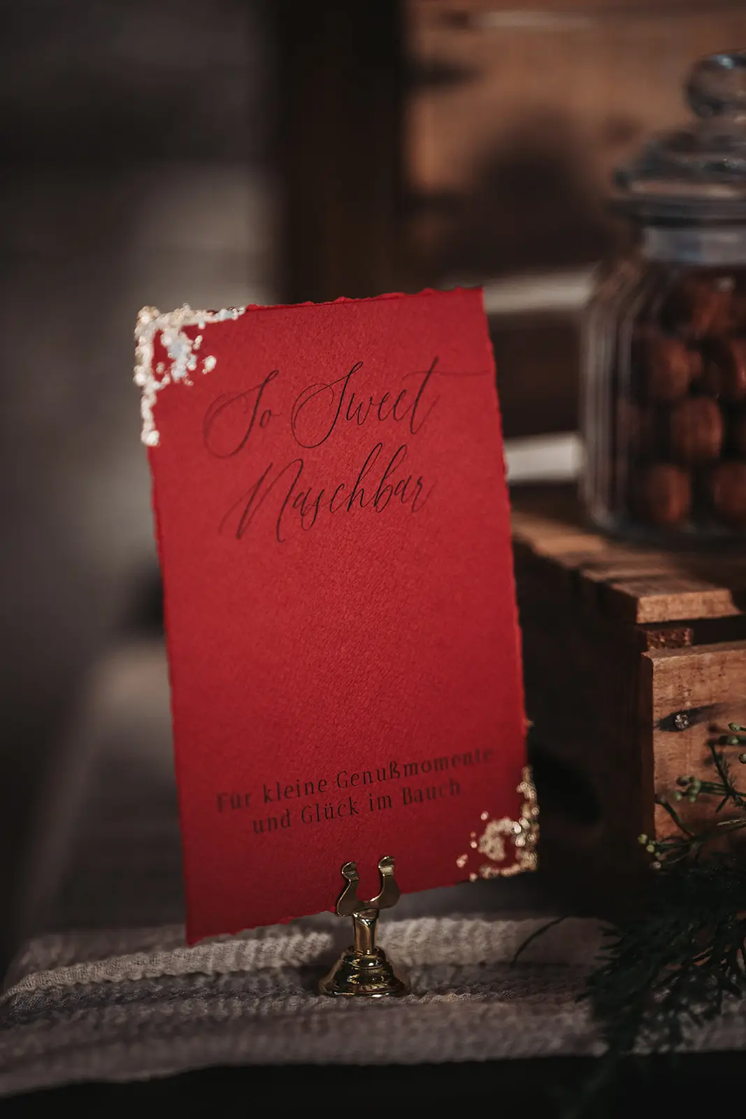 rote Karte mit Blattgold für Sweet Table einer Winterhochzeit