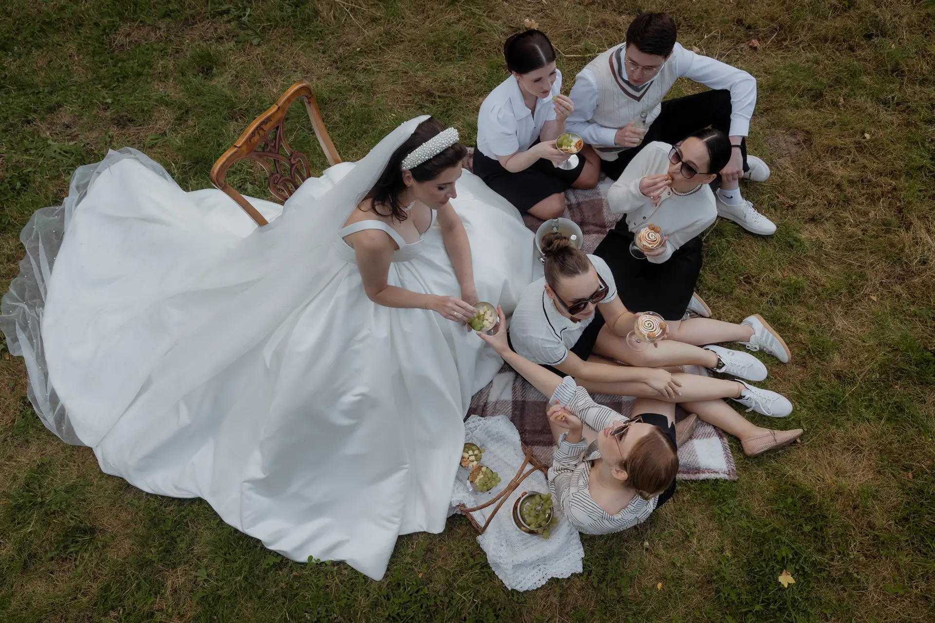 Picknick im Schlossgarten zur Hochzeit im Old Money Stil