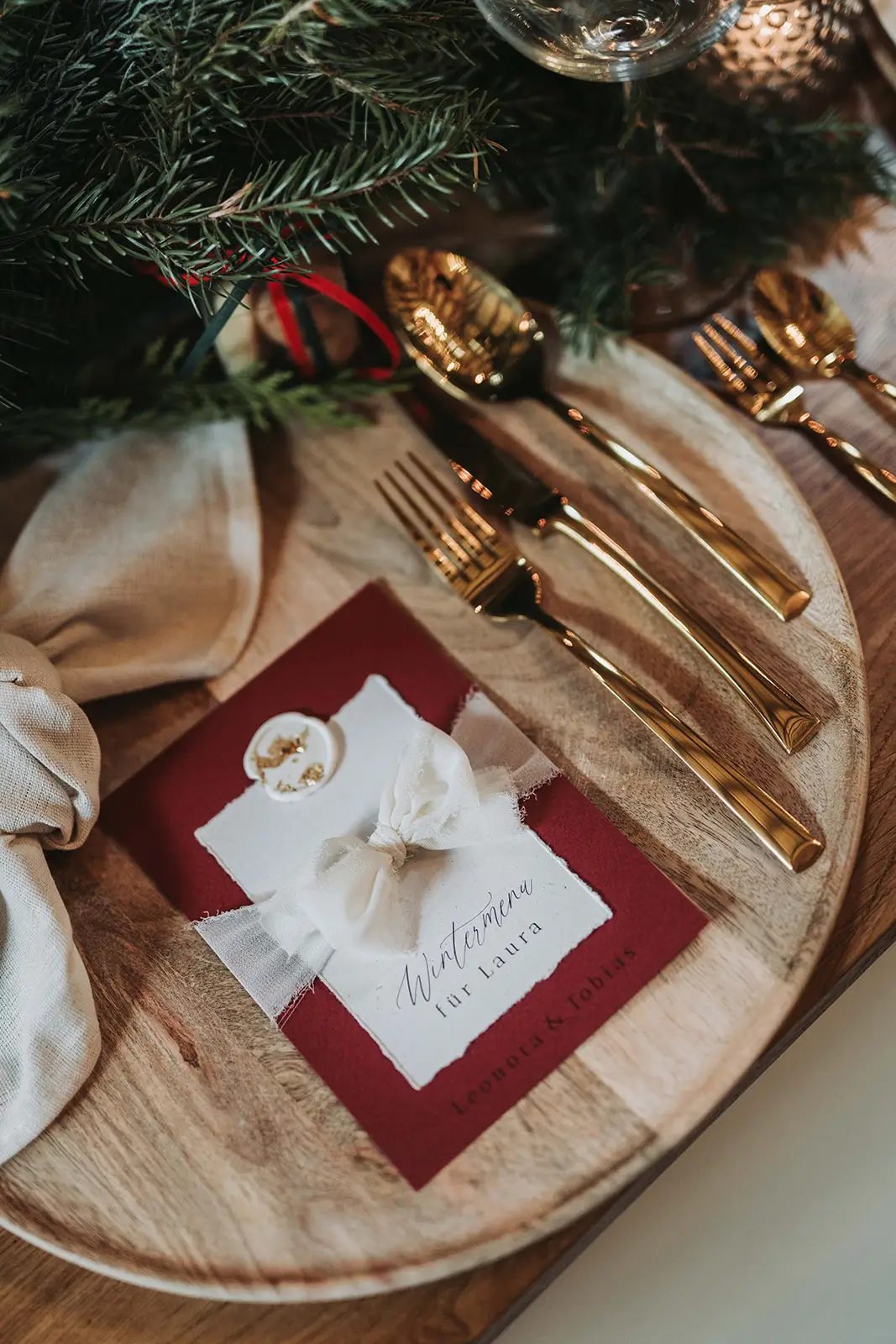 Menükarte mit Schleife und Siegel auf festlich gedecktem Tisch