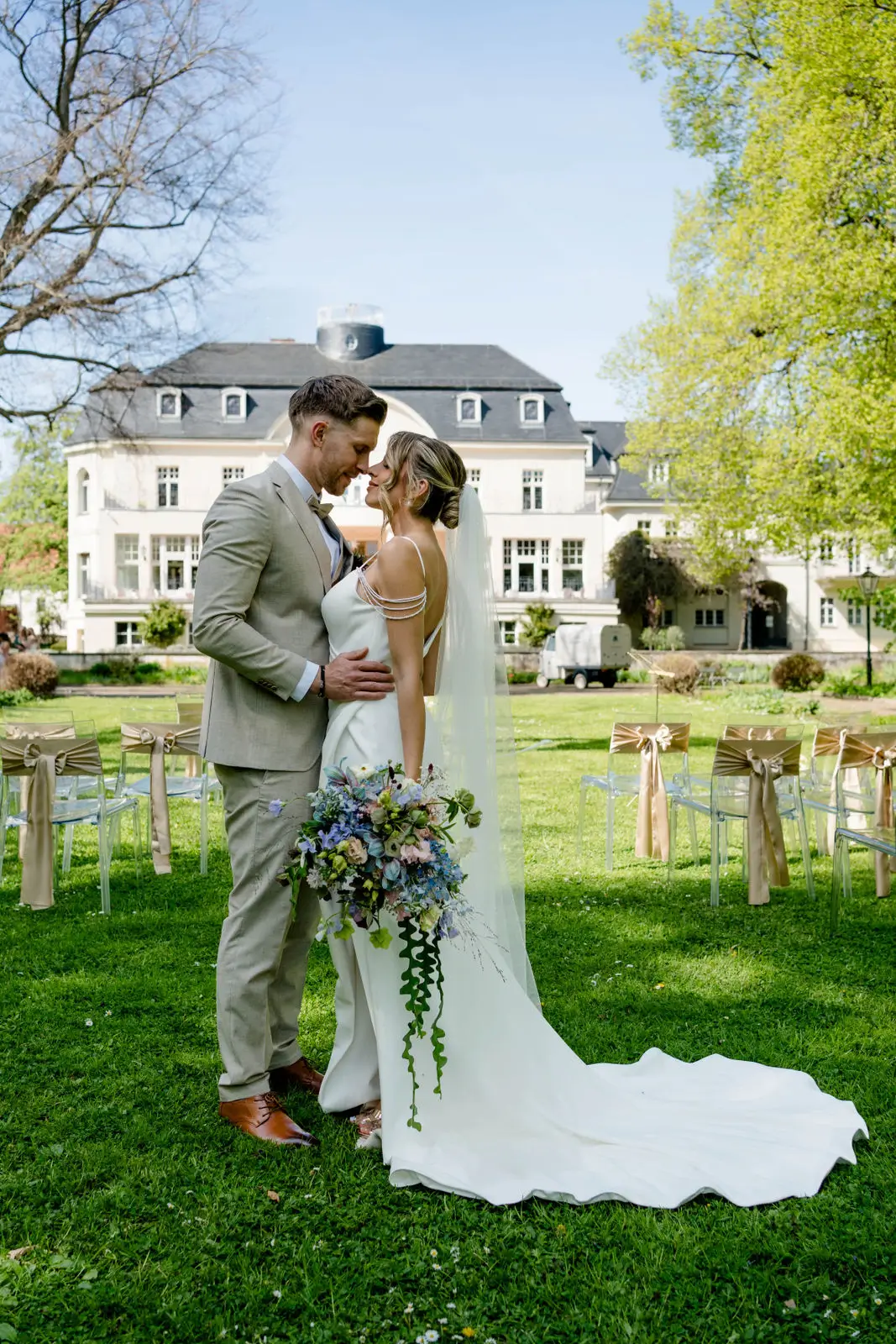 Hochzeitseinladung in Box mit Seidenschleife und floralen Details