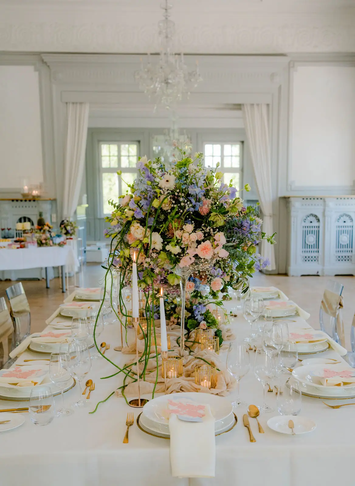 Menükarten auf Hochzeitstisch mit floralen Details im Schloss