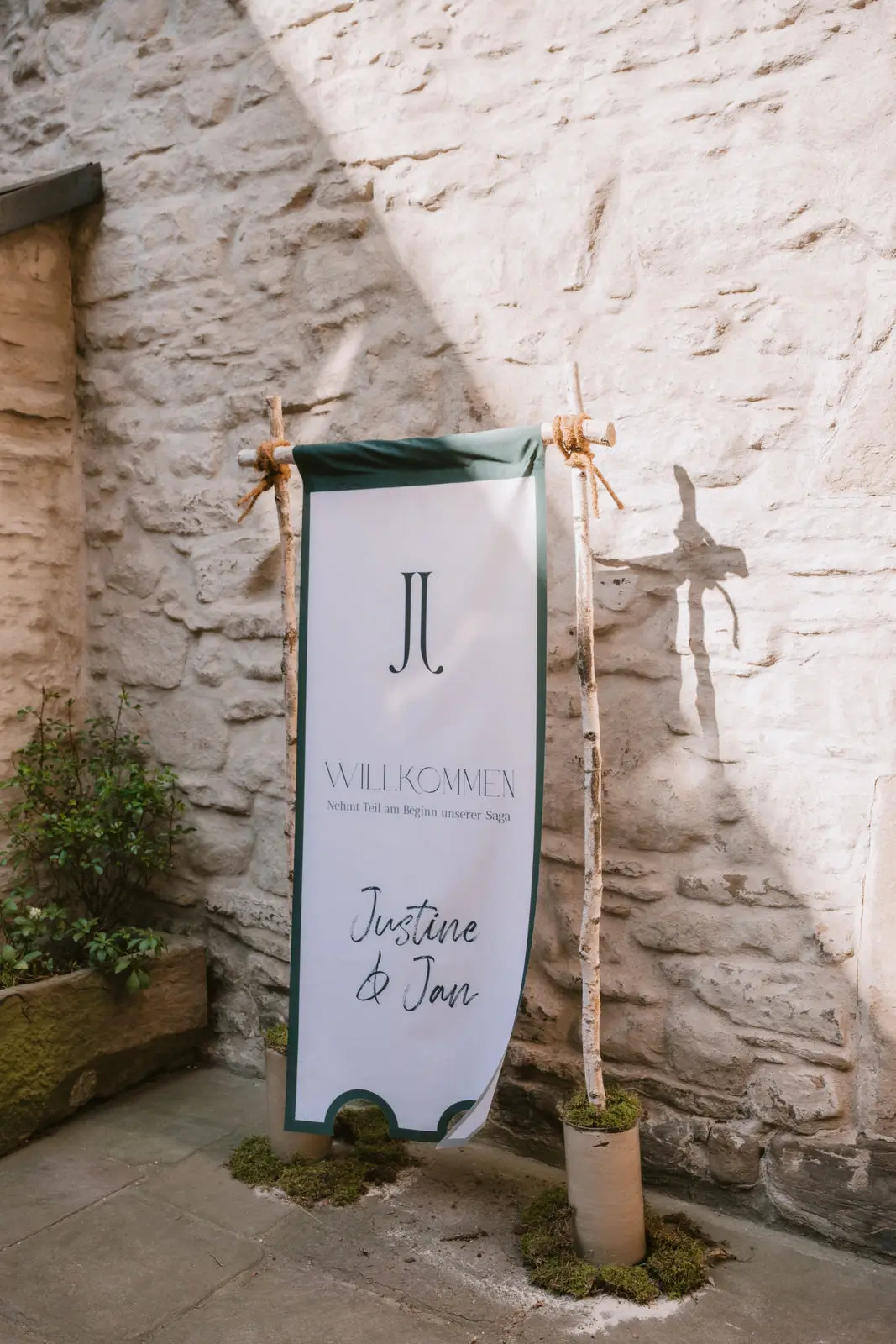Stoffbanner zur Hochzeit von Justine und Jan mit mystischem Design und Runenmotiv