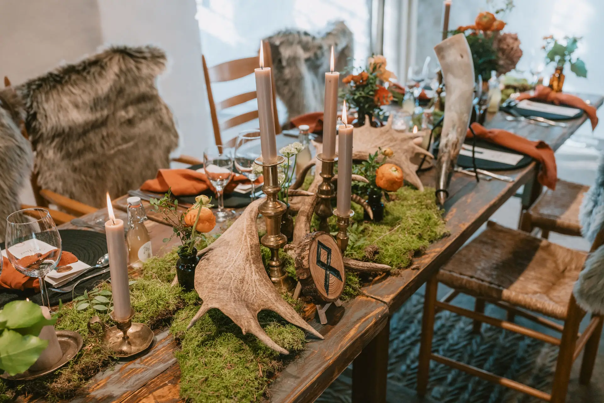 Hochzeitstisch mit Menükarten Wikinger Hochzeit