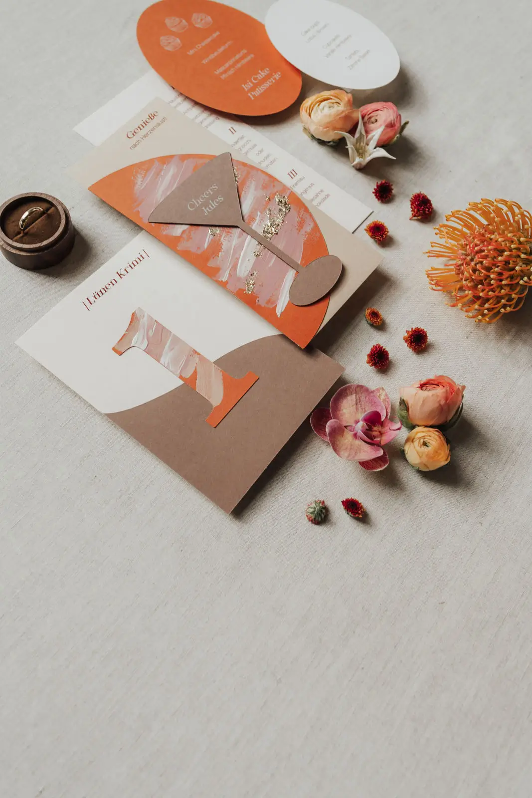 Menükarte und Tischnummer orange braun mit Blattgold und Espresso Martini