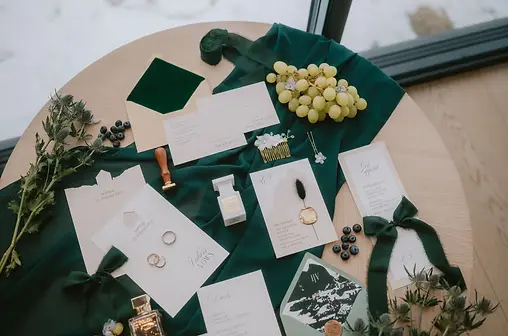 Papeterie für intime Hochzeit in Norwegen - Einladung mit Siegel und Trockenblume